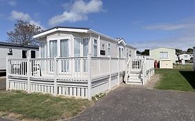 Lovely Caravan With Decking At Manor Park, Near Hunstanton Beach Ref 23034C